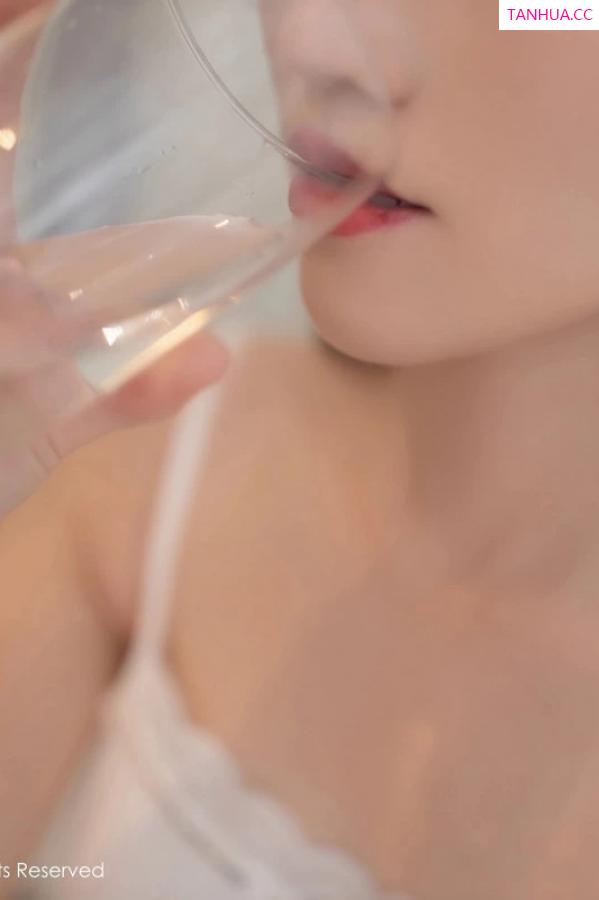   [XiuRen]高清写真图 2024.02.28 No.8151 杏子Yada 美腿黑丝第22张图片